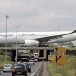 Un avion de la compagnie Yemenia sur le tarmac de l’aéroport Charles-de-Gaulle.  | MICHEL EULER/AP