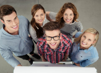 L’avenir s’écrit avec les jeunes : 13 propositions en faveur de la jeunesse L'avenir s'écrit avec les jeunes 13 propositions en faveur de la jeunesse